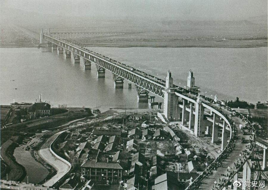 1968年12月29日， 南京長(zhǎng)江大橋全面建成通車。這是當(dāng)時(shí)中國(guó)自行設(shè)計(jì)建造的最大的鐵路、公路兩用橋。